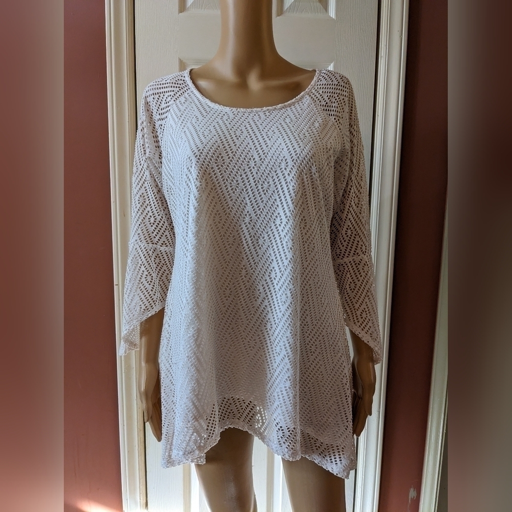Pre-owned white new directions size medium long sleeve shirt, T3W